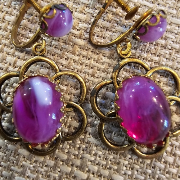 Vintage marbled purple flower dangle screwback earrings - Picture 2 of 9